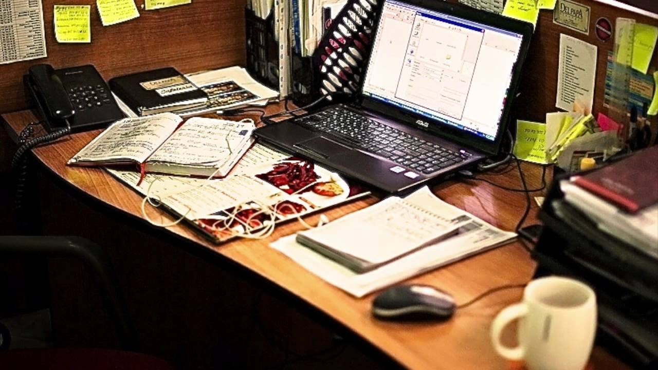 Можно провести на рабочем. Рабочее место бухгалтера. Офисный стол с бумагами. Рабочий стол в офисе. Компьютер в офисе.