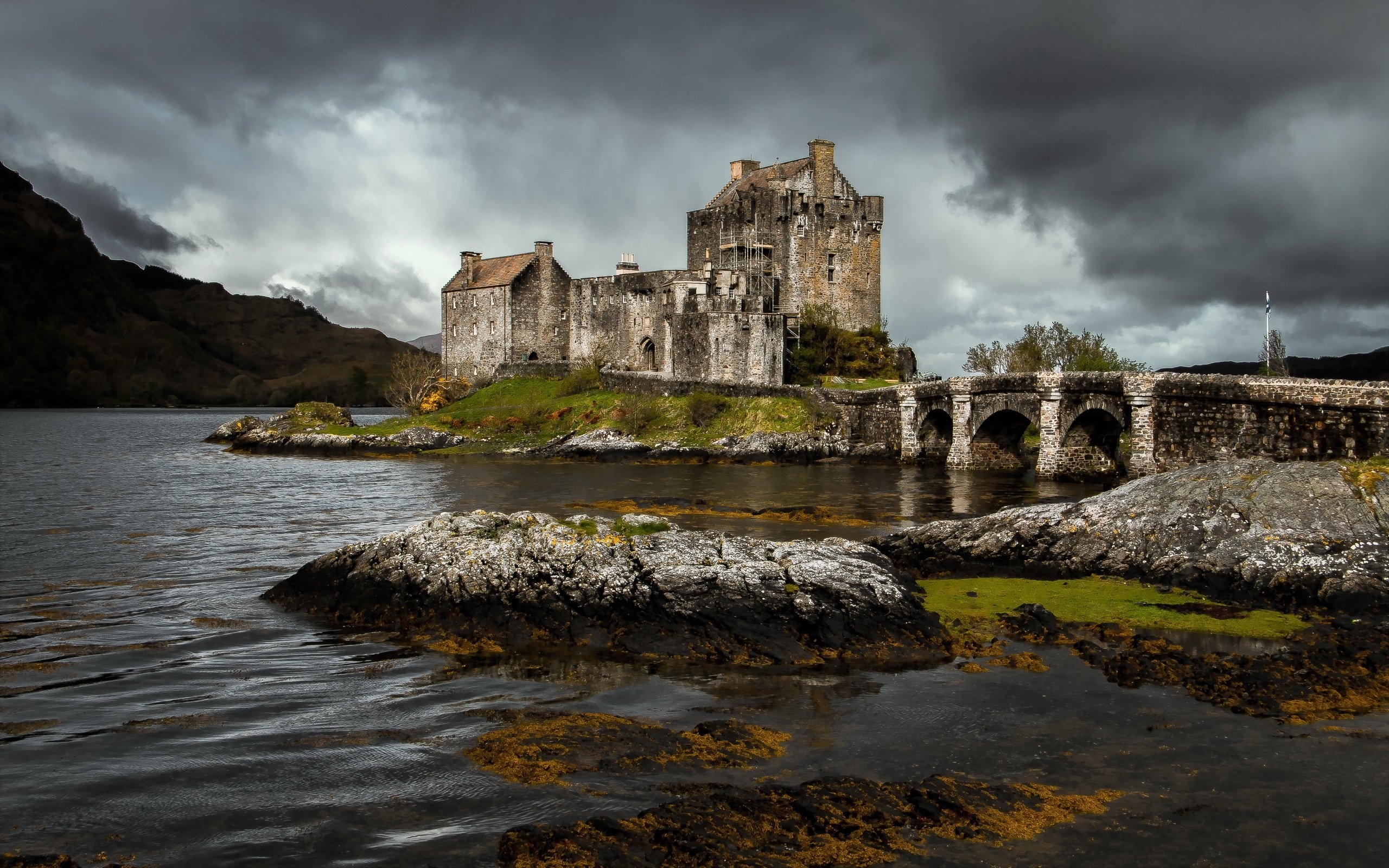 Шотландия. Эйлен Донан Шотландия. Замок Эмброуз Шотландия. Разрушенный замок Эйлен Донан. Каменный мост Эйлен Донан.