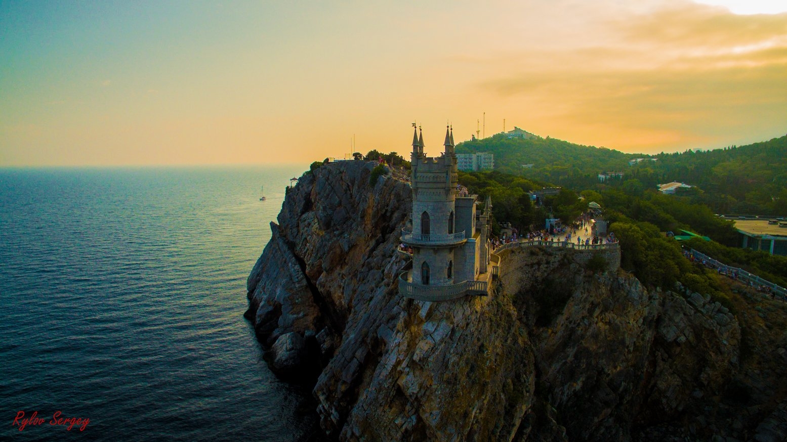 Рабочие ялта. Алушта Ласточкино гнездо. Крым Ялта Ласточкино гнездо. Крым Ласточкино гнездо панорама. Гаспра Ласточкино гнездо.