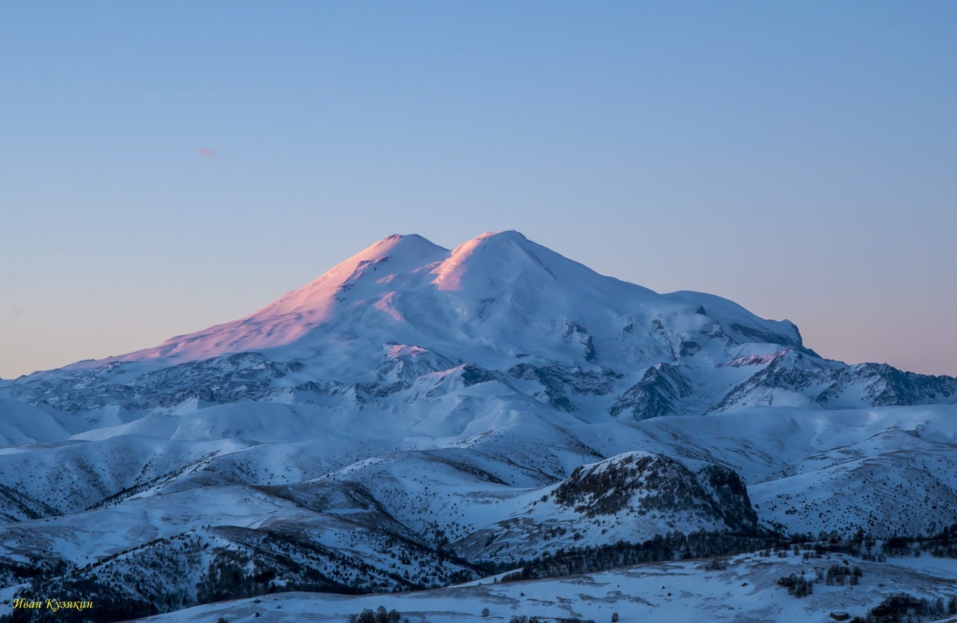 Эльбрус альп. Стратовулкан Эльбрус. Горы КЧР Эльбрус. Вид на Эльбрус с горы Чегет. Горы Эльбрус кавказский хребет.