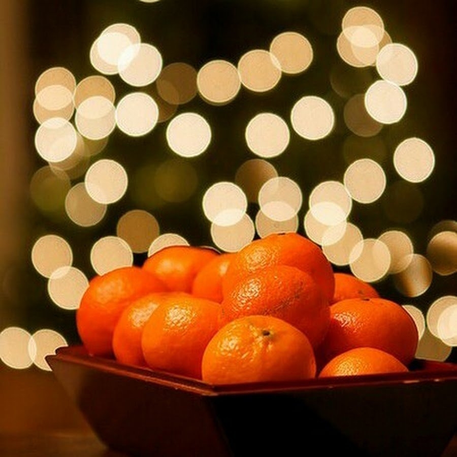 Праздничные мандарины. Новогодний мандарин.. Мандарины на столе. Мандаринки новый год. Мандарины и елка.