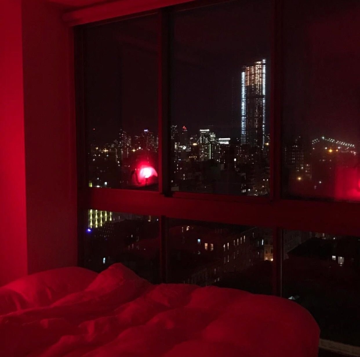 Звуки в доме ночью. Комната с красной подсветкой Эстетика. Уютная комната с красной подсветкой. Комната с красной подсветкой. Красное освещение в комнате.