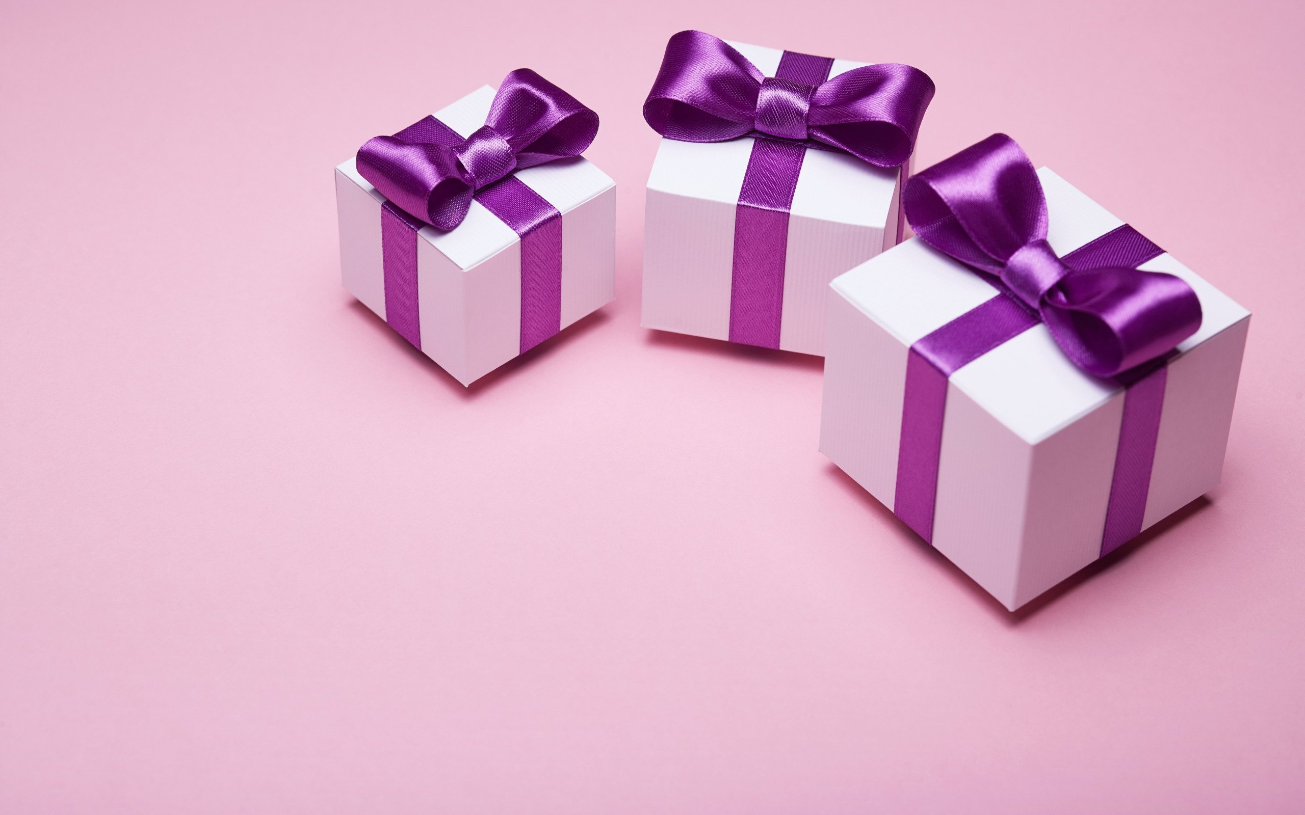 Фон для розыгрыша. Подарок фиолетовый. Красивые подарочные коробки. Коробочка для подарка. Подарок сиреневый.